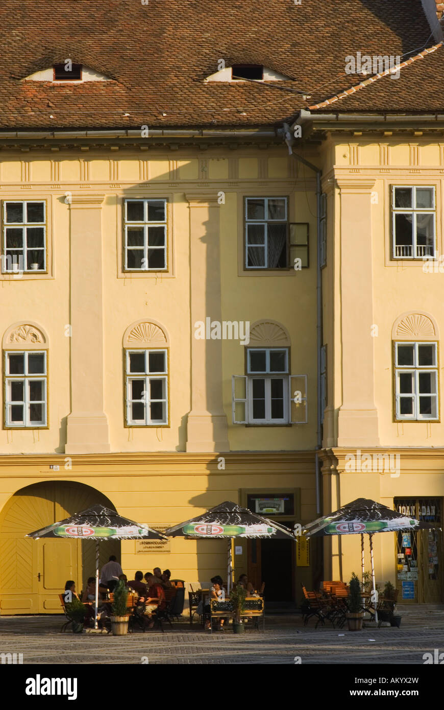 Cafe ed edifici, Piata Mare, Sibiu, Romania Foto Stock