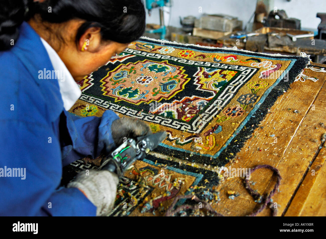 Sovrapposizione di materiale viene tagliato, la fabbricazione di tappeti, Shigatse, nel Tibet, Asia Foto Stock