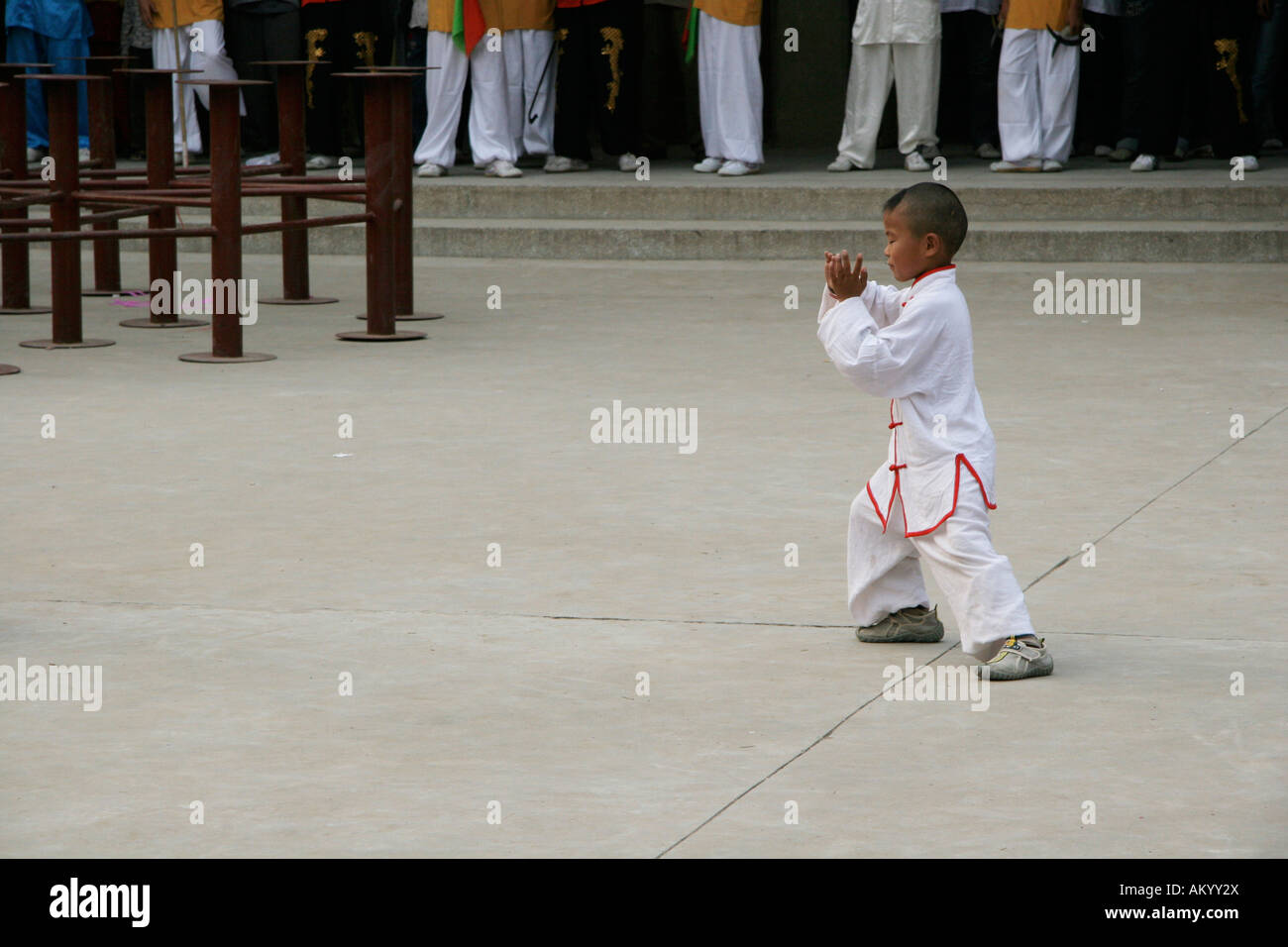 Taji mostrano i bambini ad una presentazione di Kungfu, Chenjiagou, Henan, Cina Foto Stock