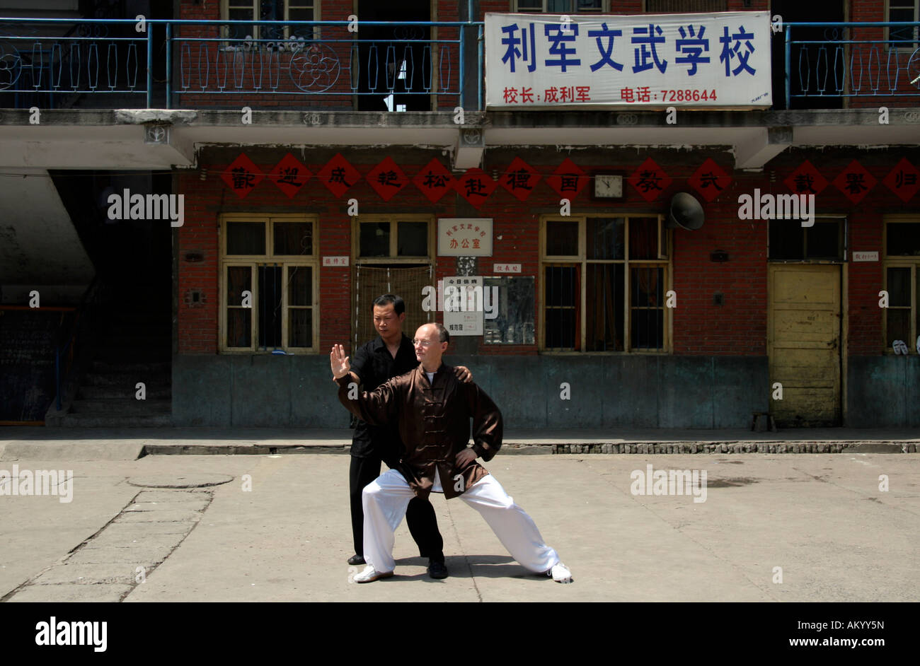 Taji Maestro Cheng Lijun e il prof. Thomas nato nel Wuzhi Gong fu la scuola Scuola Kung Fu Wuzhi Henan in Cina Henan Wuzhi Cina Foto Stock