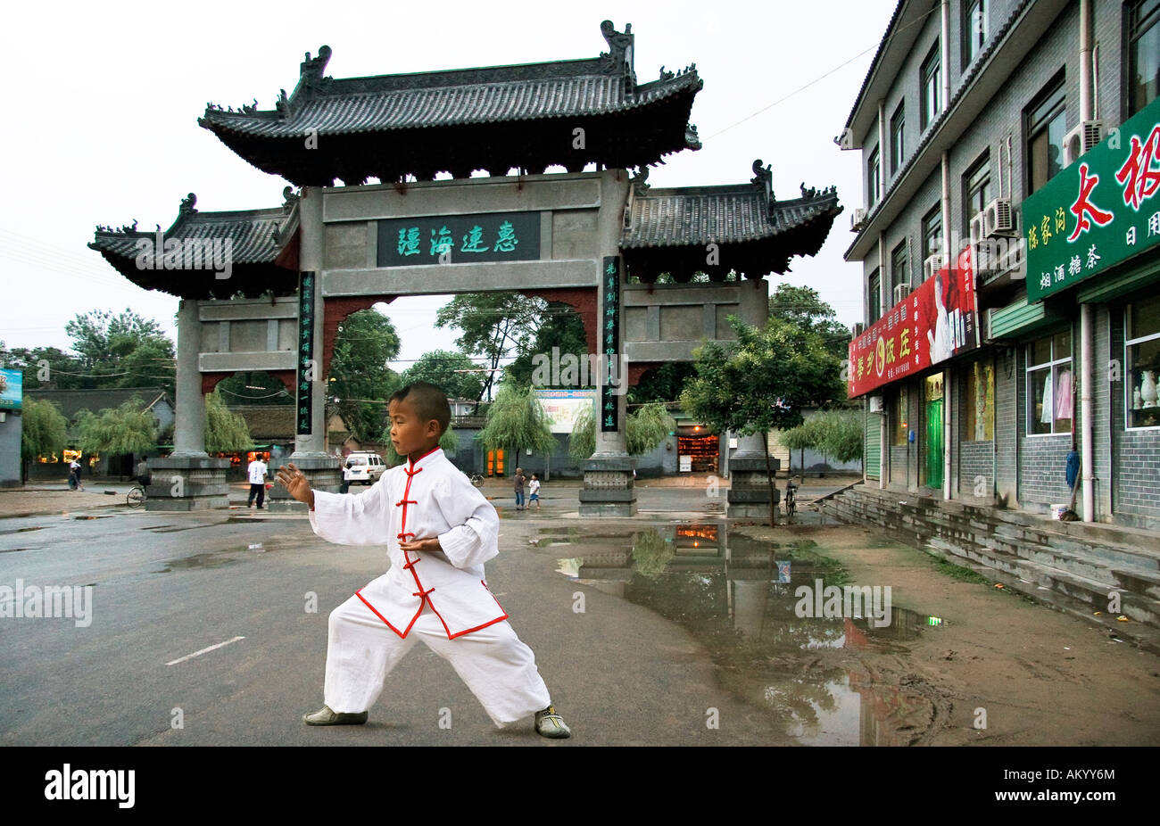 Bambino, Taji, piazza del villaggio, Chenjiagou, Henan, Cina Foto Stock