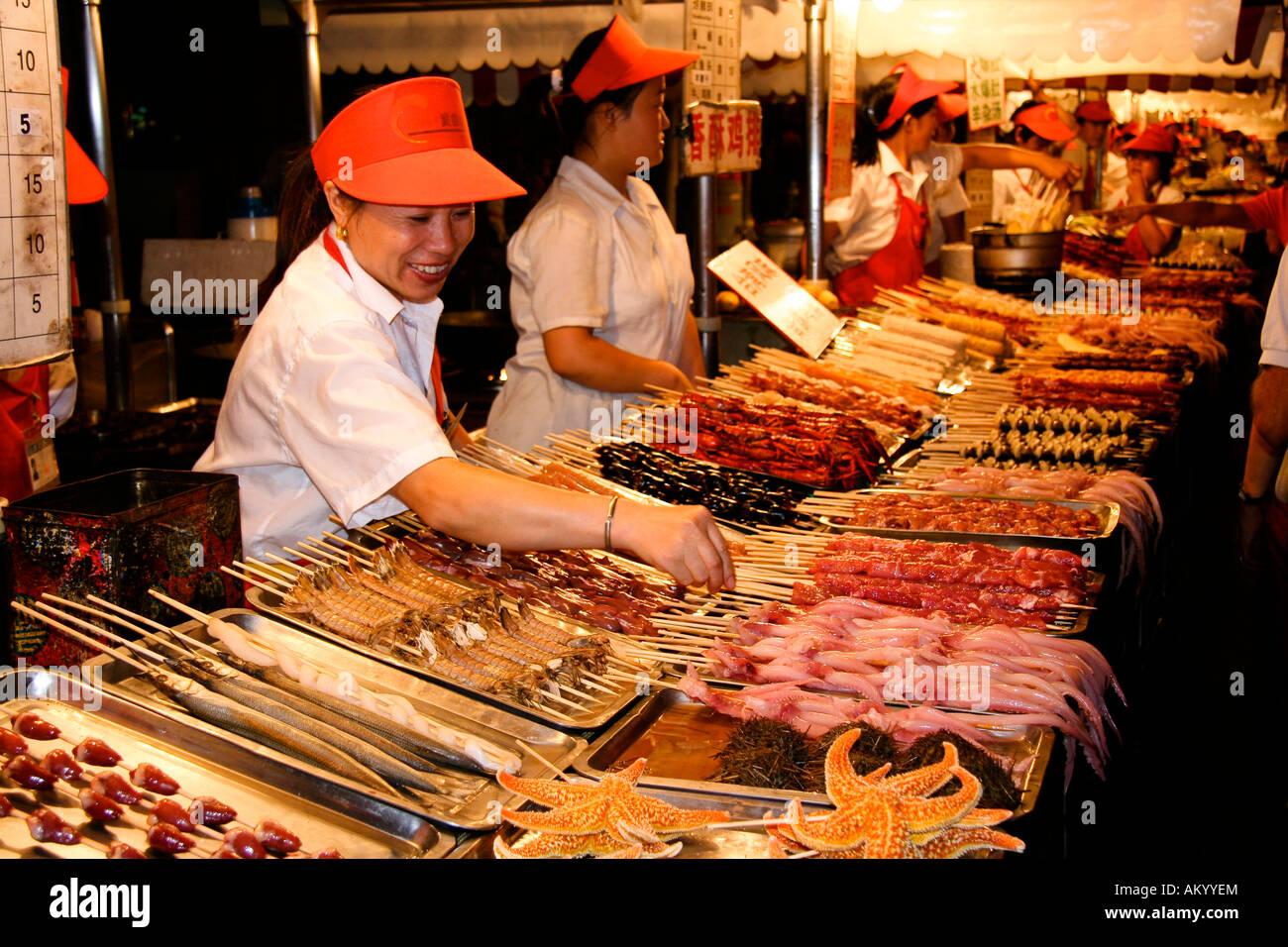 Il mercato notturno in la Donghuamen street dopo il buio, Pechino, Cina Foto Stock