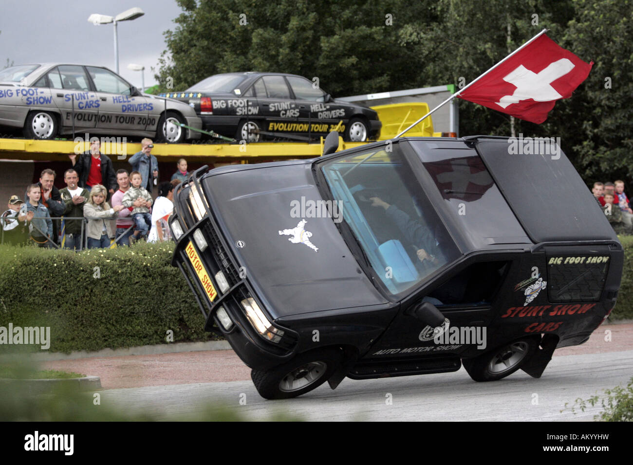 Monstertruck e Stuntshow, un auto è la guida soltanto su due ruote, Radeberg, Bassa Sassonia, Germania Foto Stock
