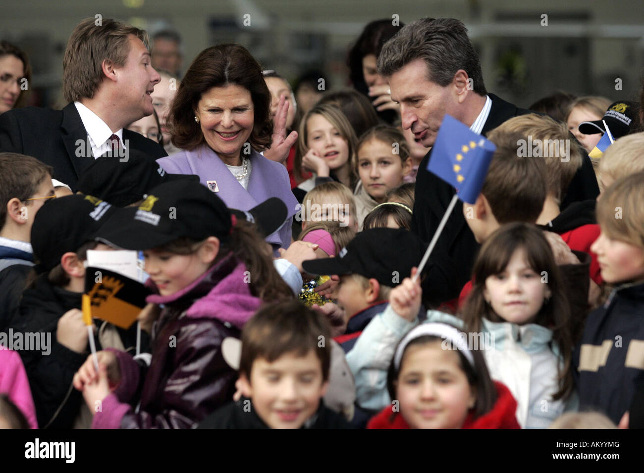 Regina Silvia di Svezia è accolto da Wuerttembergs Primo Ministro Guenther Oettinger all'Aeroporto di Stoccarda Stoccarda, Germania Foto Stock