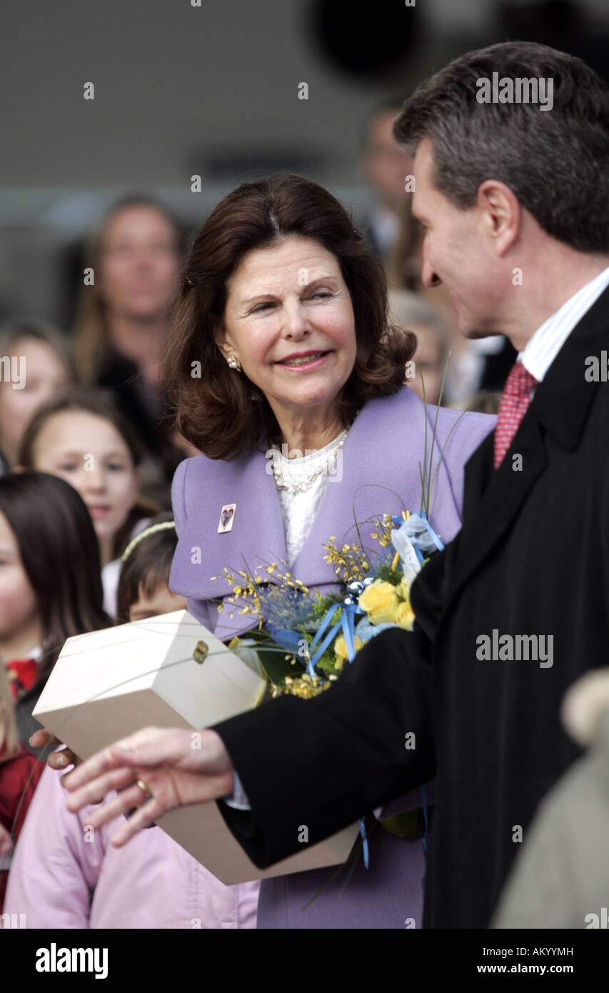 Regina Silvia di Svezia è accolto da Wuerttembergs Primo Ministro Guenther Oettinger all'Aeroporto di Stoccarda Stoccarda, Germania Foto Stock