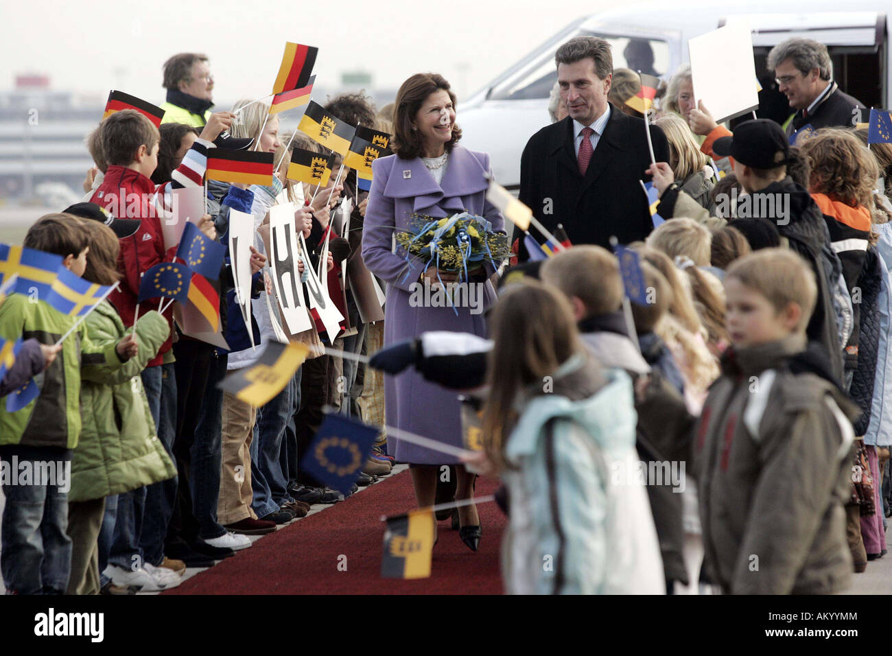 Regina Silvia di Svezia è accolto da Wuerttembergs Primo Ministro Guenther Oettinger all'Aeroporto di Stoccarda Stoccarda, Germania Foto Stock