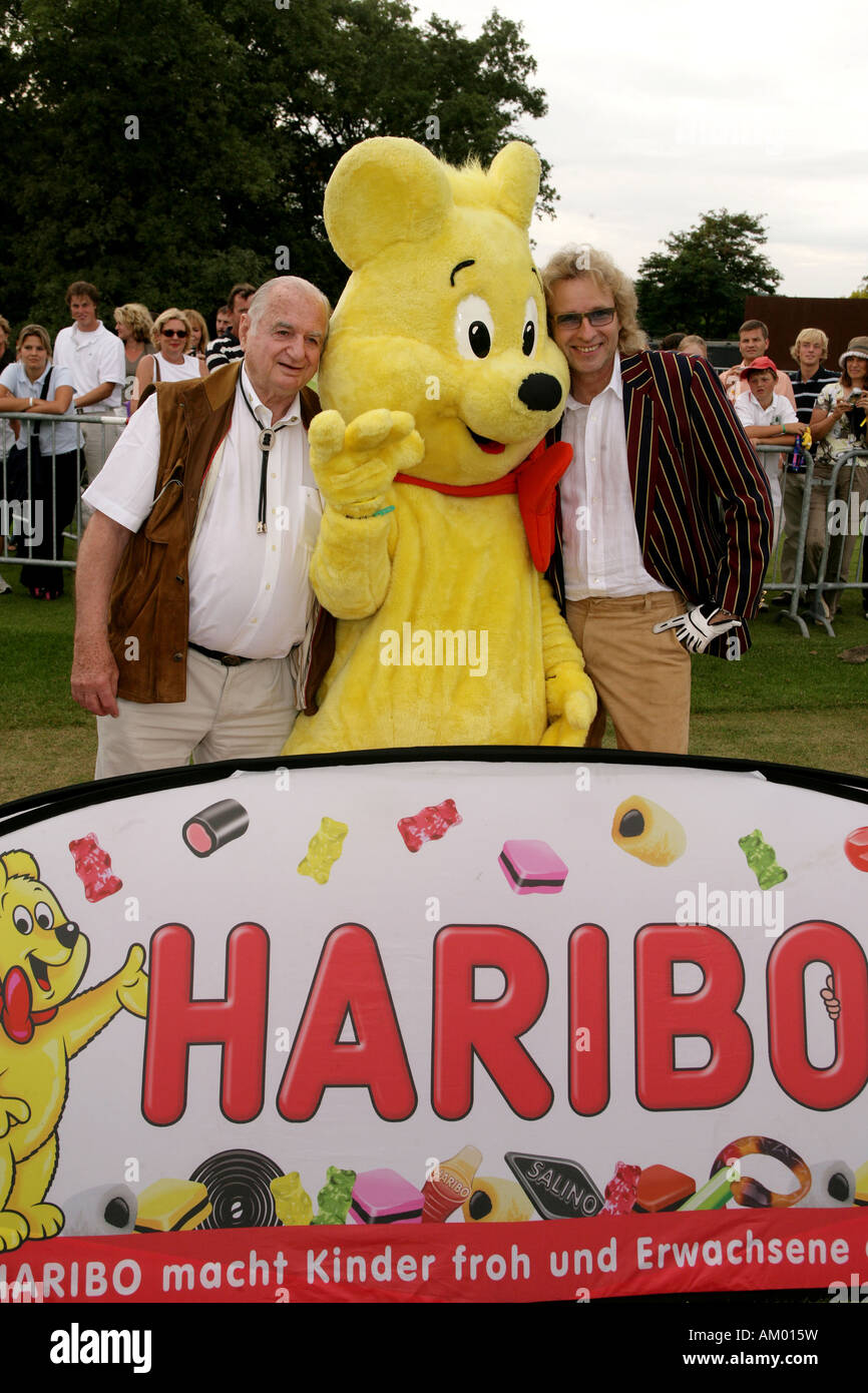 TV-Talkmaster Thomas Gottschalk con Hans Riegel il gummi bear produttore Haribo un il carattere di pubblicità "Goldbaer' Foto Stock