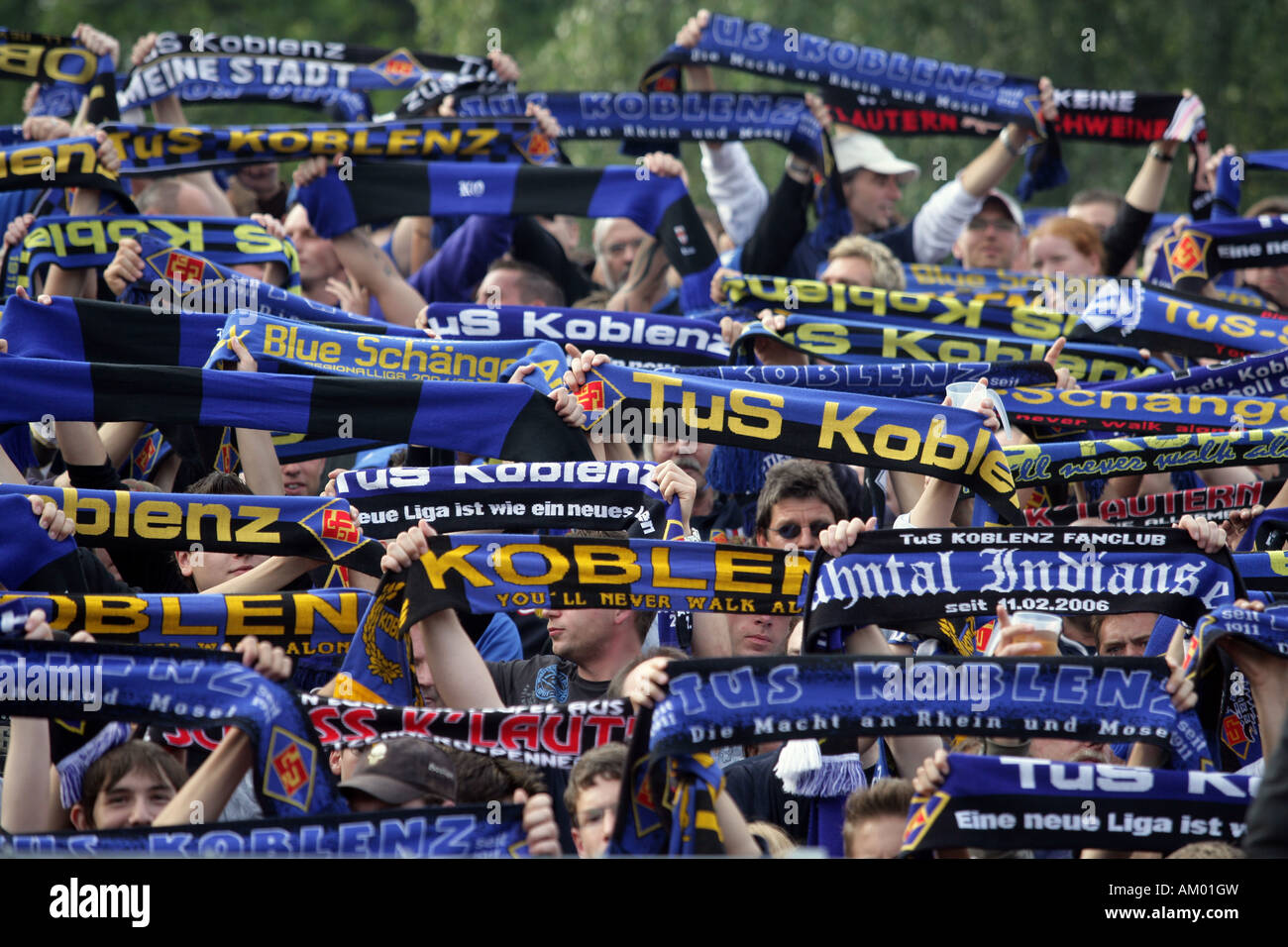 Soccerfans presso la tribuna del TUS Koblenz Stadion, Renania-Palatinato, Germania Foto Stock