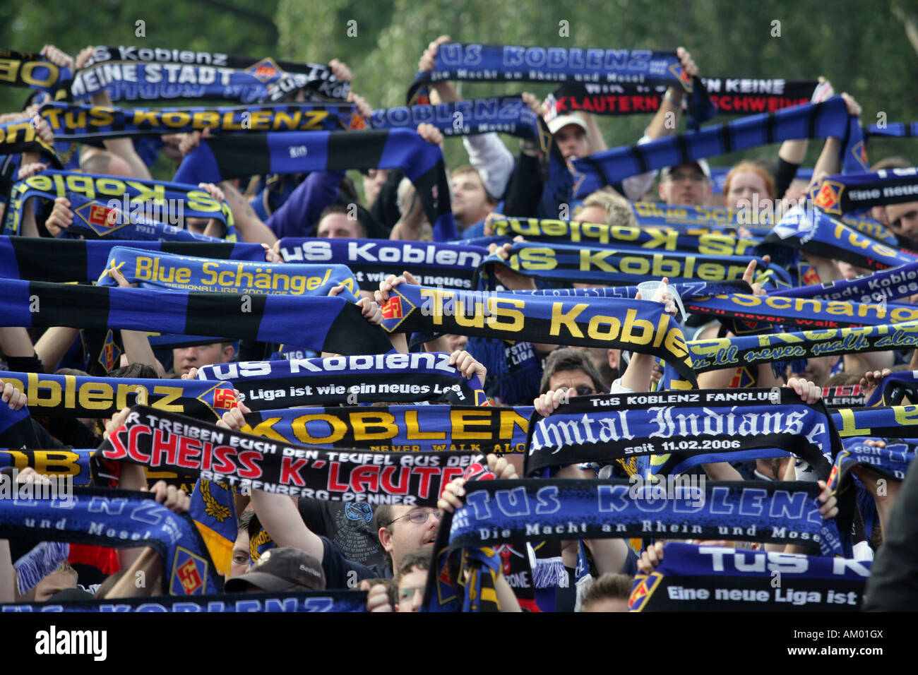 Soccerfans presso la tribuna del TUS Koblenz Stadion, Renania-Palatinato, Germania Foto Stock