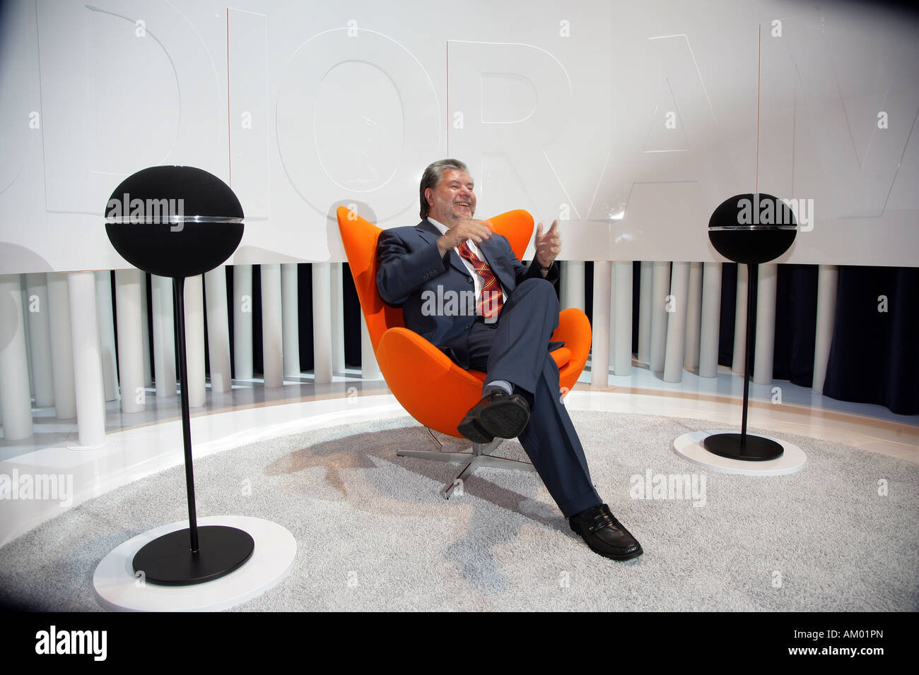 Presidente SPD Kurt Beck si siede durante l'IFA di un rosso sedia girevole, Berlino, Germania Foto Stock