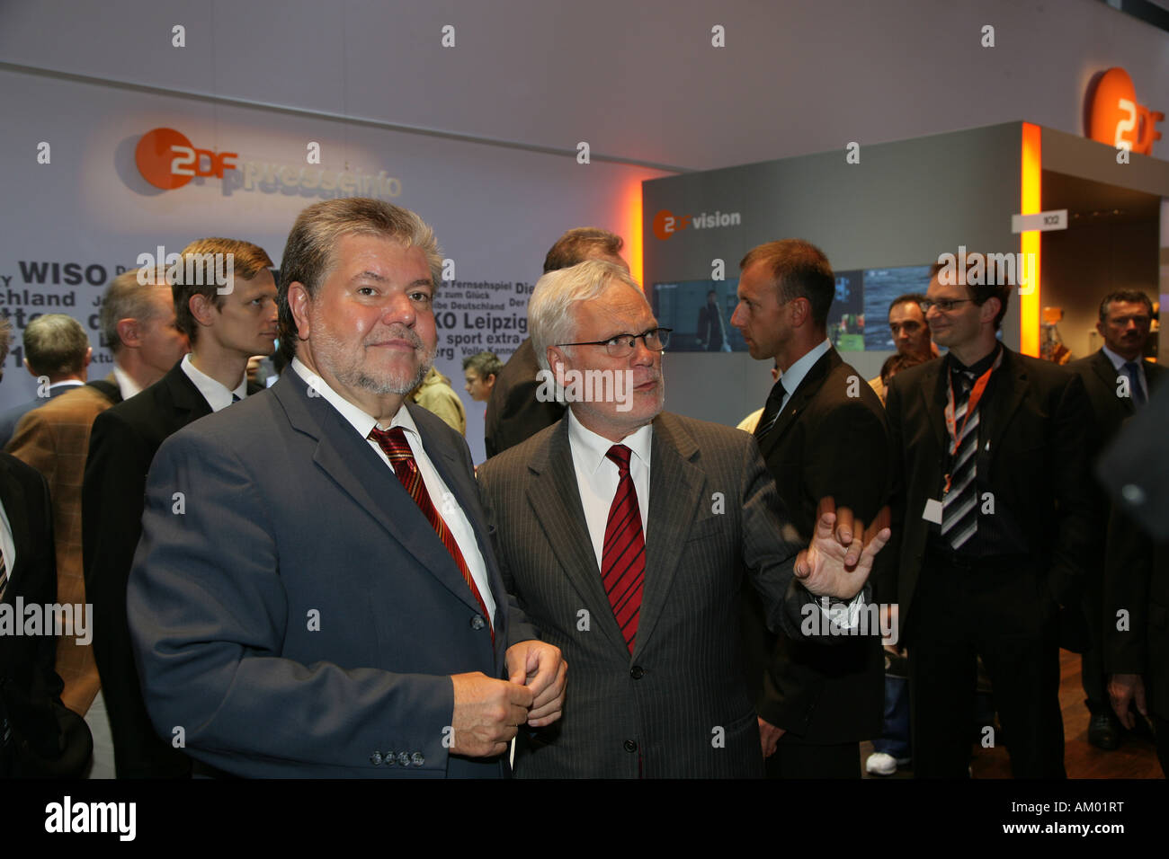 Presidente SPD Kurt Beck durante l'IFA con Markus Schaechter, ZDF direttore, Berlino, Germania Foto Stock
