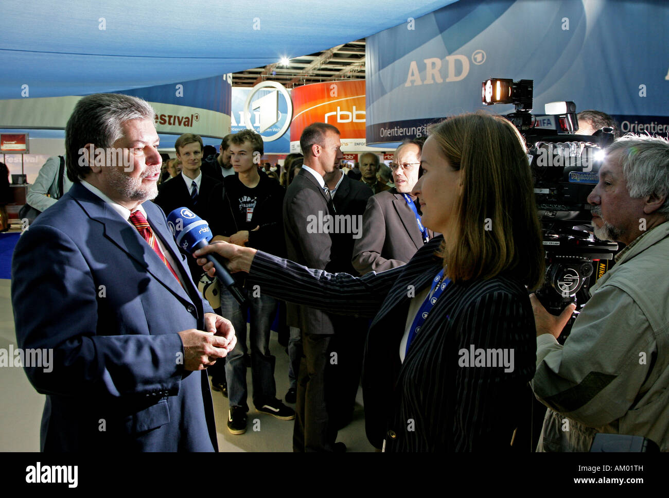 Presidente SPD Kurt Beck durante l'IFA con un giornalista ARD, Berlino Germania Foto Stock