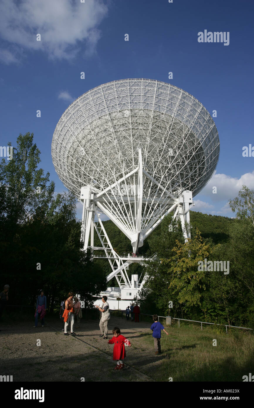 Radio Telescope dal Max-Planck-Instituts fuer Radioastronomie a Bad Muenstereifel-Effelsberg, Renania-Palatinato, Germa Foto Stock