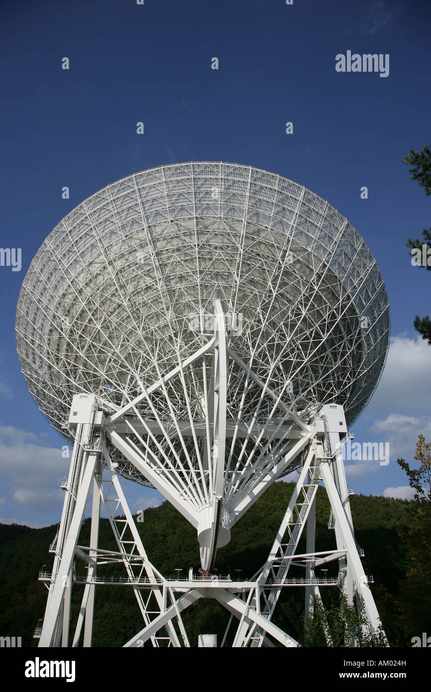 Radio Telescope dal Max-Planck-Instituts fuer Radioastronomie a Bad Muenstereifel-Effelsberg, Renania-Palatinato, Germa Foto Stock