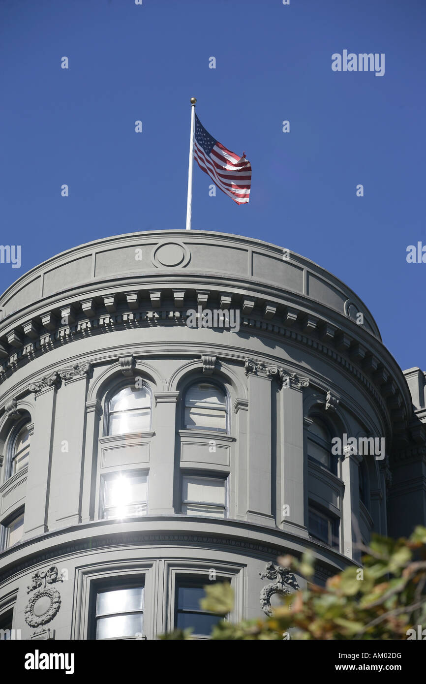 A stelle e strisce sabove un alto edificio di n San Francisco California USA Foto Stock
