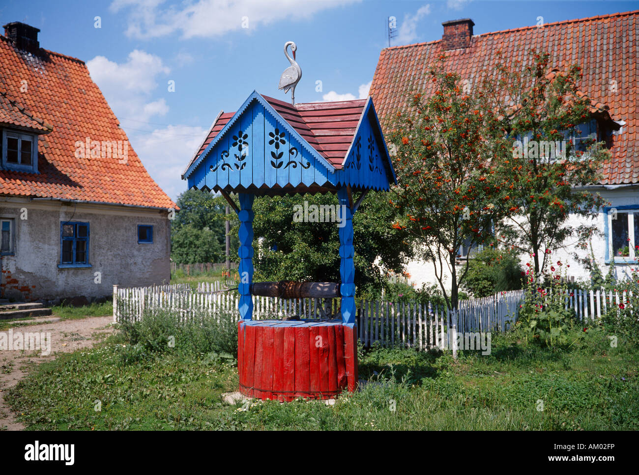 In enclave di Kaliningrad condotti di acqua non sono implicitness. Spesso l'acqua deve essere scaricata in corrispondenza di un tradizionale disegnare bene. Foto Stock