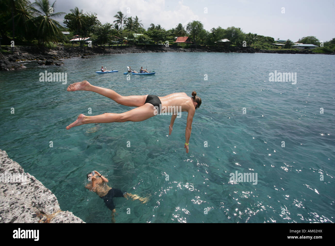 Nuotatore saltando in Captain Cook's Bay sulla Big Island, Hawaii, STATI UNITI D'AMERICA Foto Stock