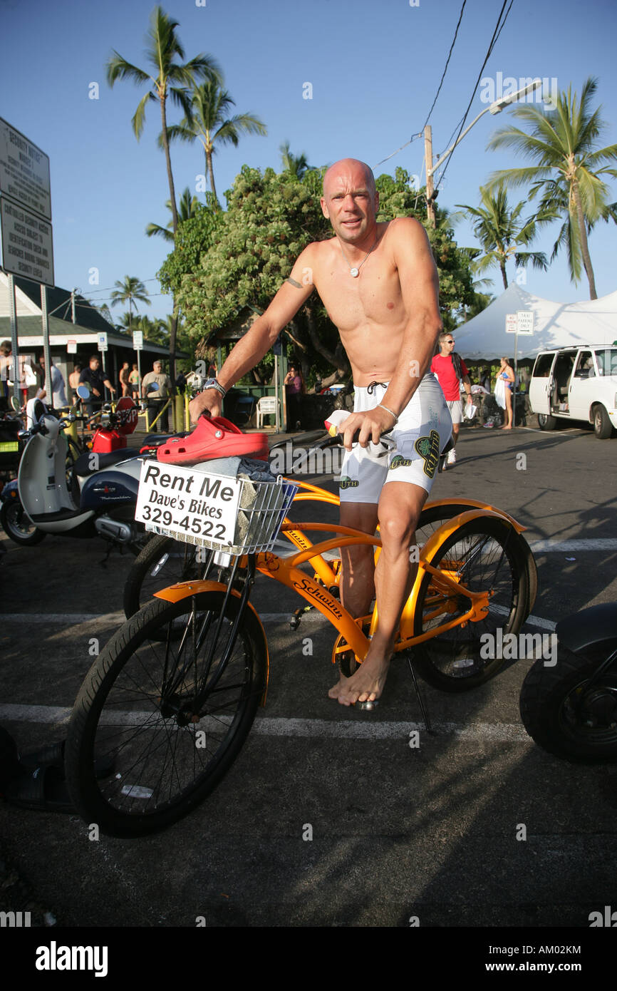 Triathlet Kai Hundertmarck (GER) di pilotaggio di un cruiser bike presso la spiaggia per preparare l'Ironman world Championship in Kailua-Ko Foto Stock