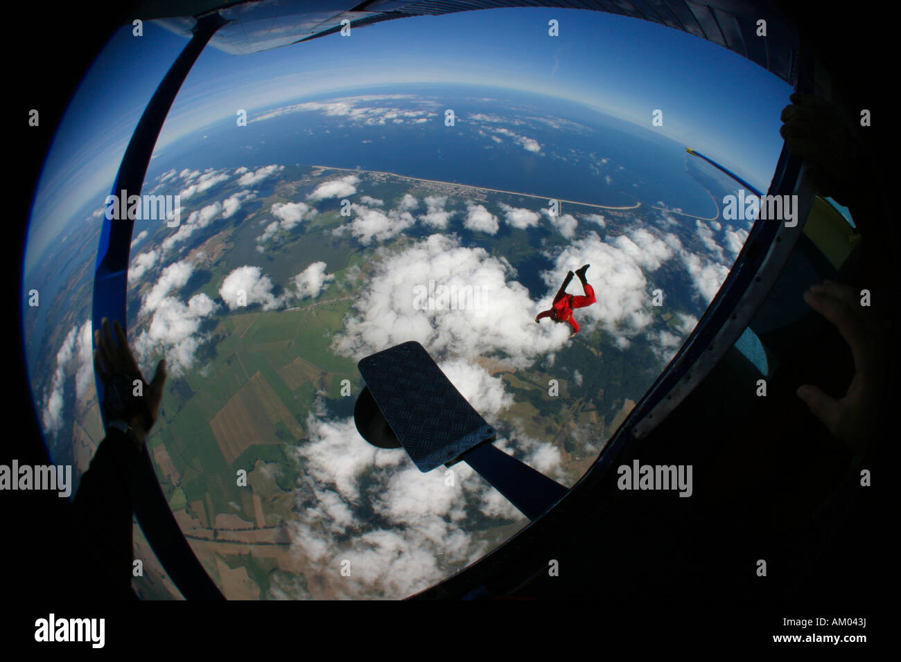 Parachutist lasciando il velivolo Foto Stock