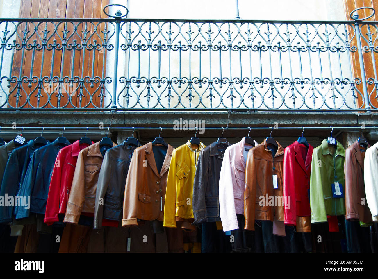 Giacche in pelle per la vendita in un negozio di abbigliamento a Limone sul  Garda in Lombardia Italia Foto stock - Alamy