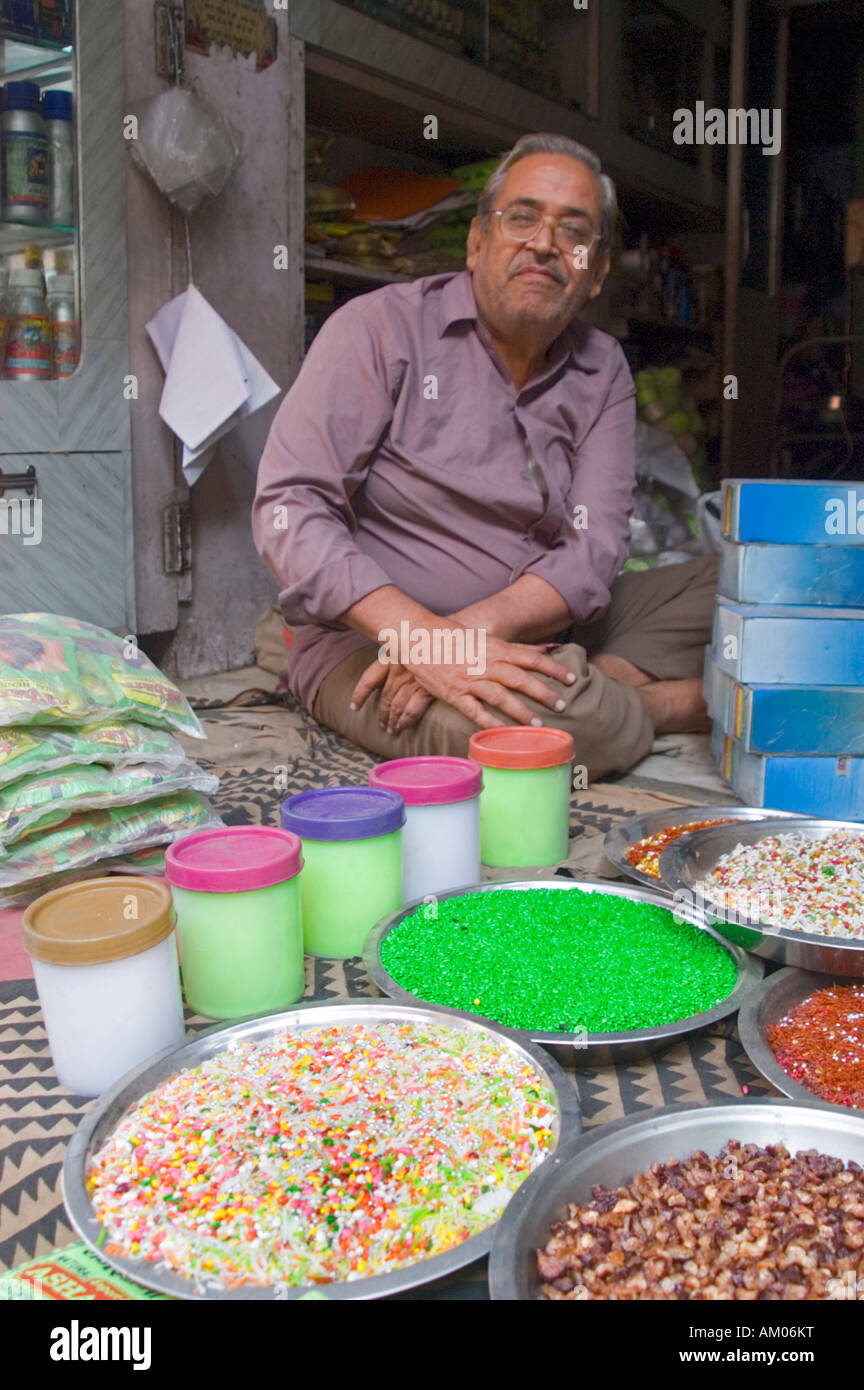 Spice merchant Kishan Arora pone per la fotocamera con i suoi beni nel Tambacoo Bazar vicino mercato Girdikot, Jodhpur, India. Foto Stock