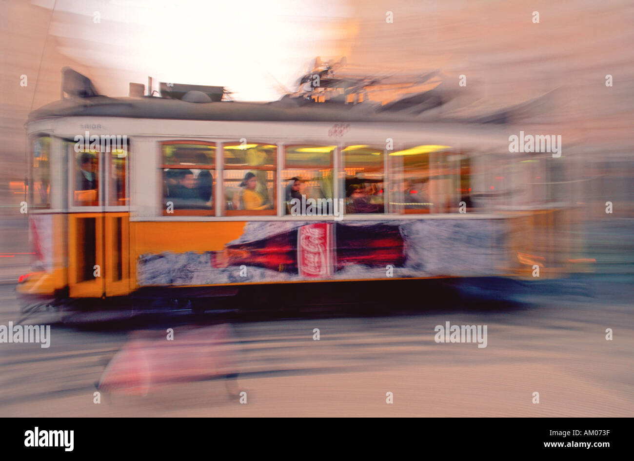 Tram storico "electrico' in movment, Lisbona, Portogallo Foto Stock