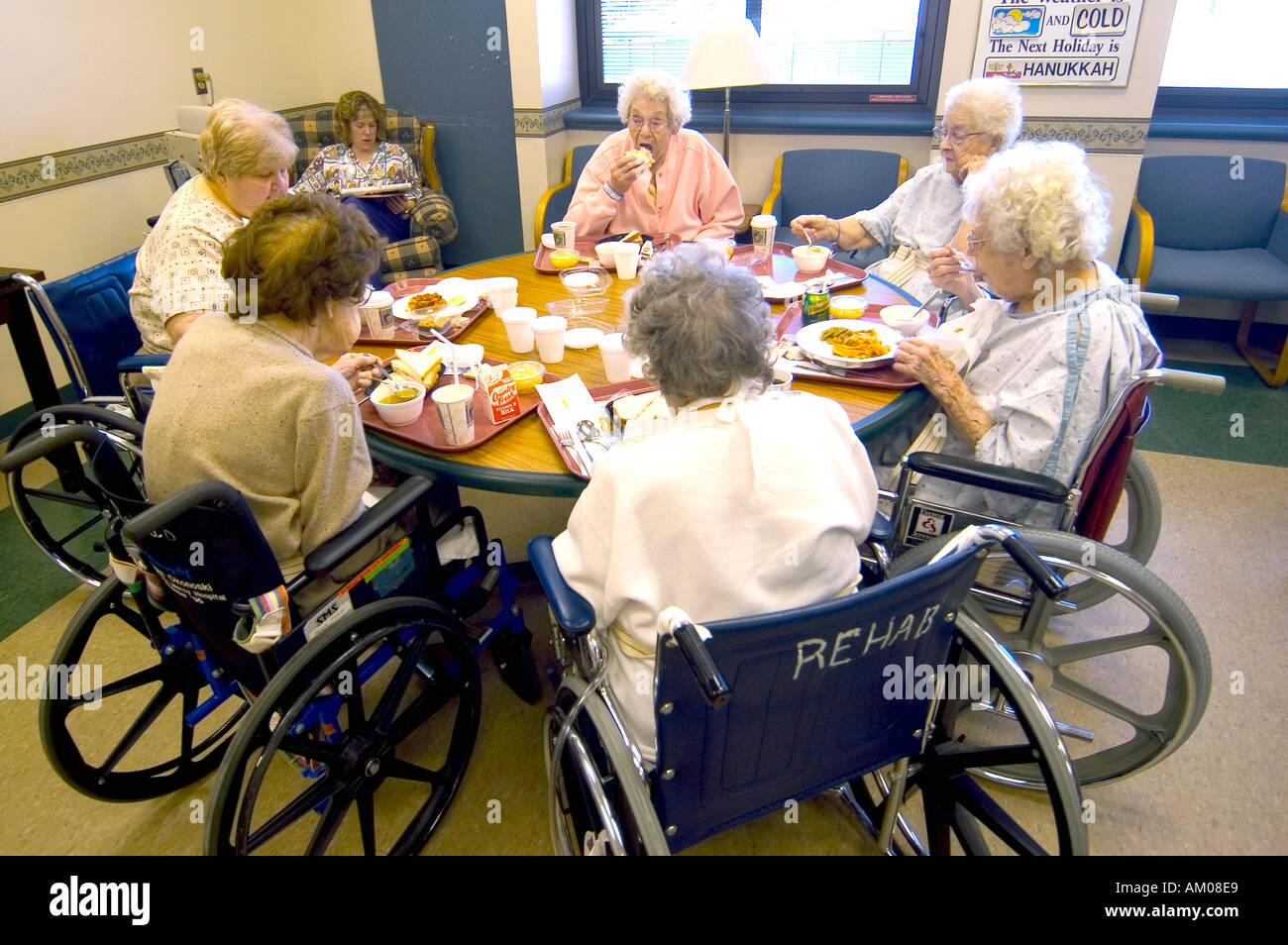 Senior femmine mangiare pranzo mentre la riabilitazione in ospedale dopo la malattia Foto Stock