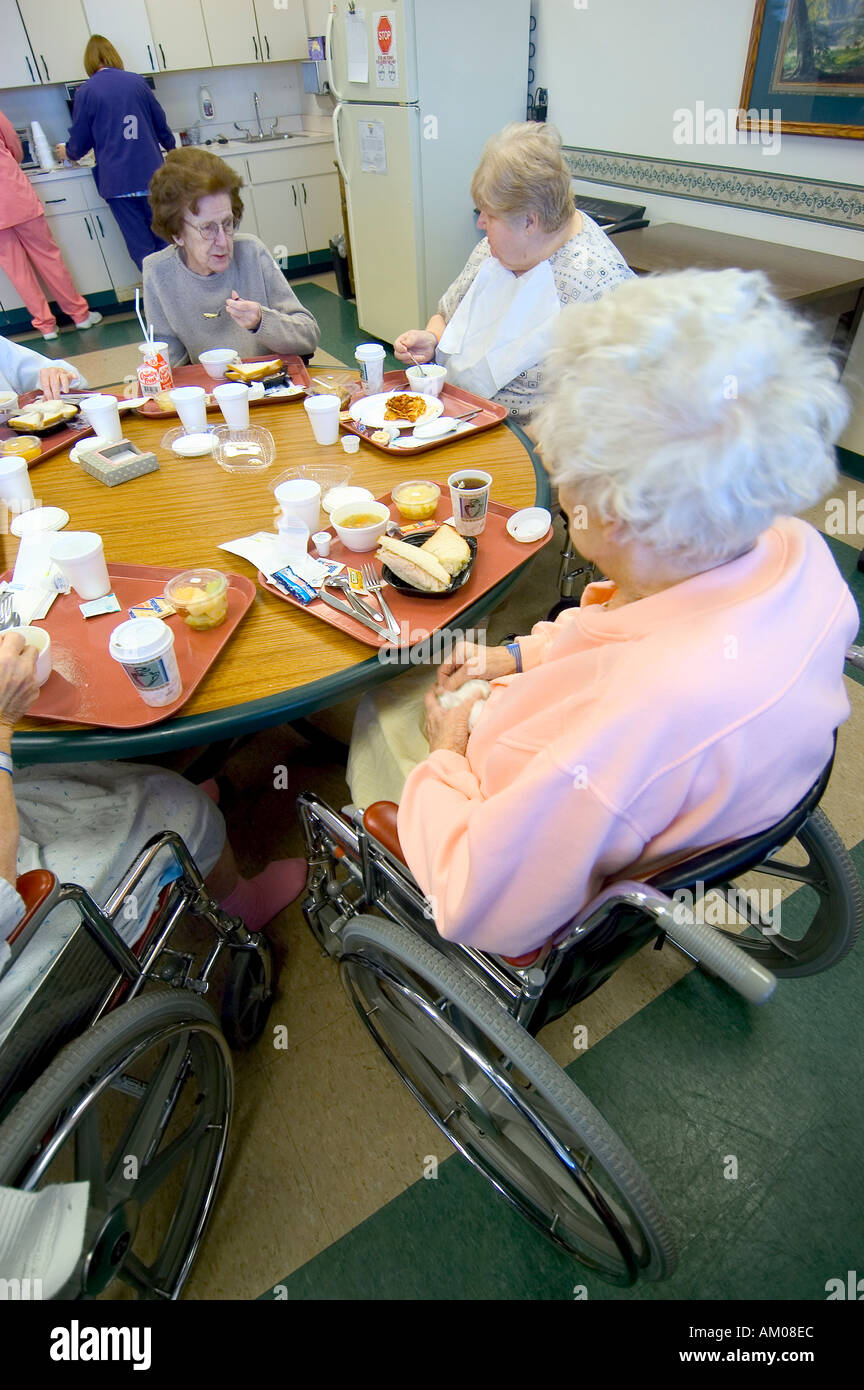 Senior femmine mangiare pranzo mentre la riabilitazione in ospedale dopo la malattia Foto Stock