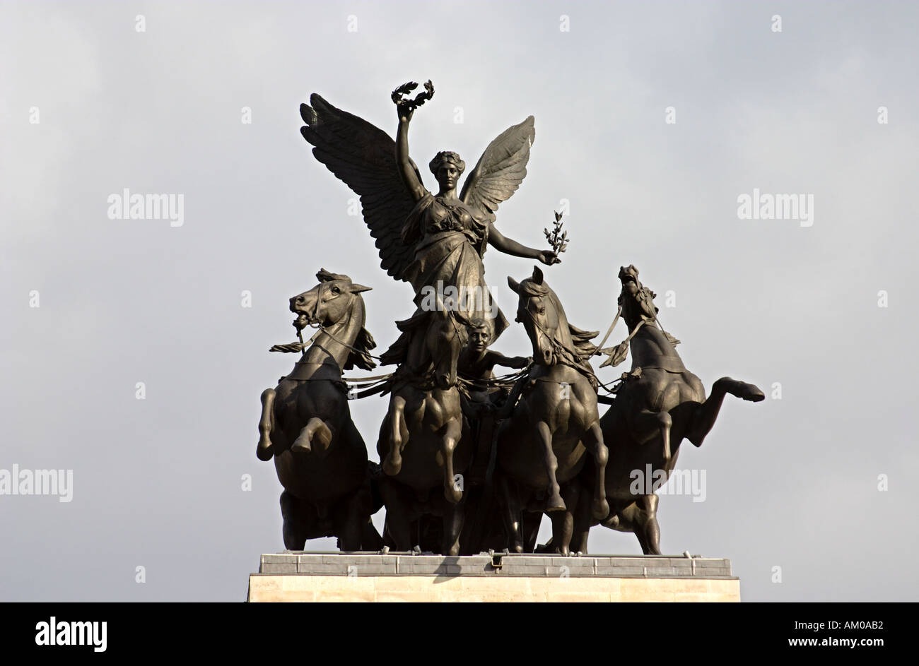 La Quadriga sulla sommità del Wellington Arch a Londra England Regno Unito Regno Unito Regno Unito Foto Stock
