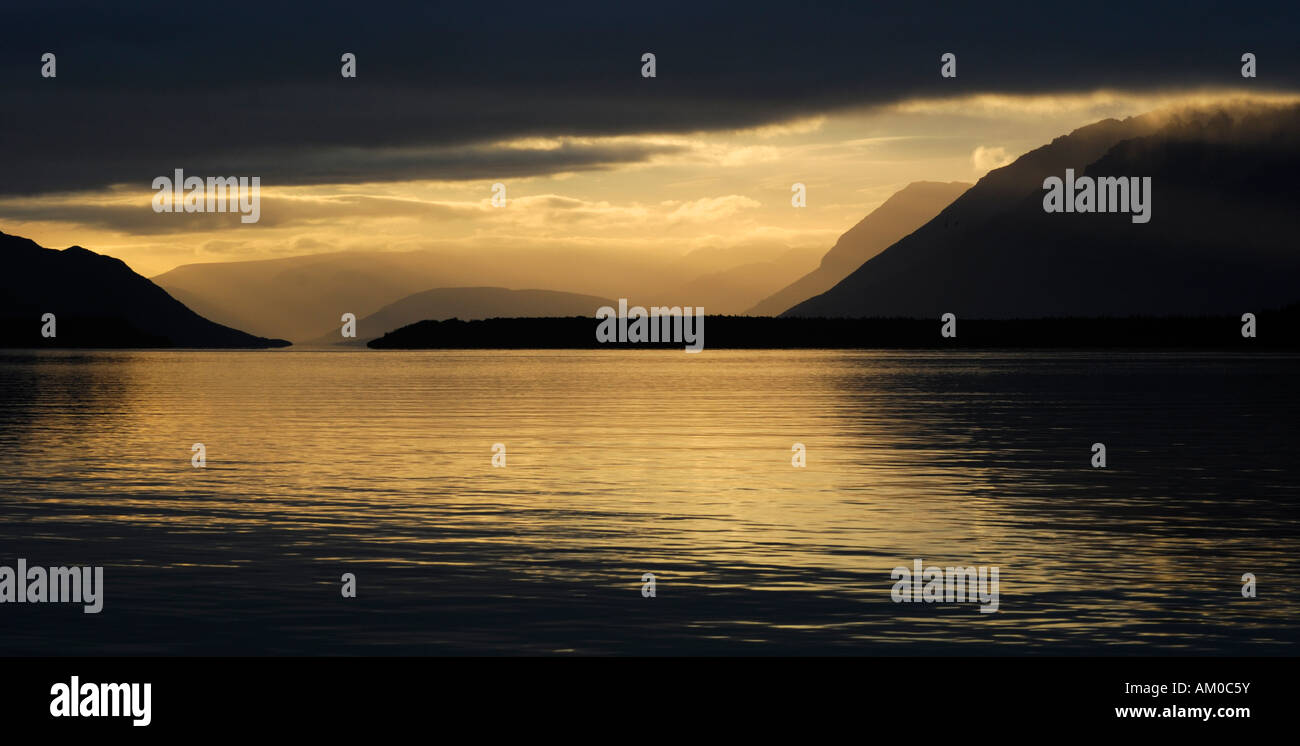 Umore con luce al Lago Naknek, Katmai National Park, Alaska, STATI UNITI D'AMERICA Foto Stock