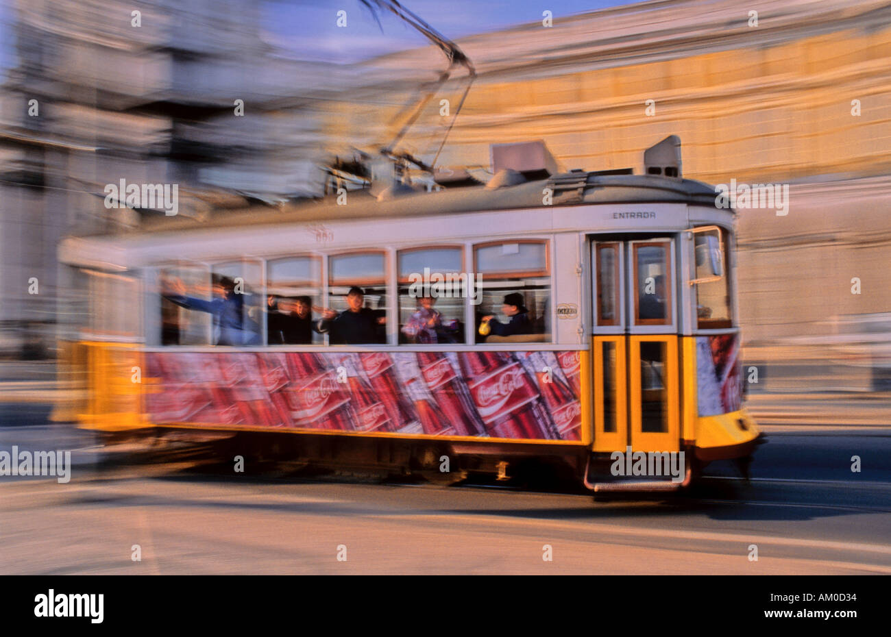 Tram elettrico in movimento, Lisbona, Portogallo Foto Stock