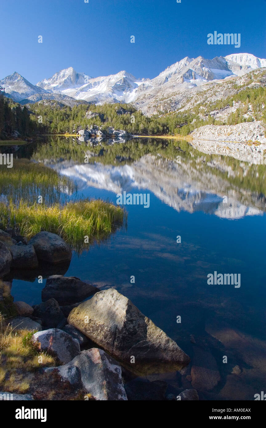 Le montagne si riflette in un lago alpino in californiano Eastern Sierra Nevada Foto Stock