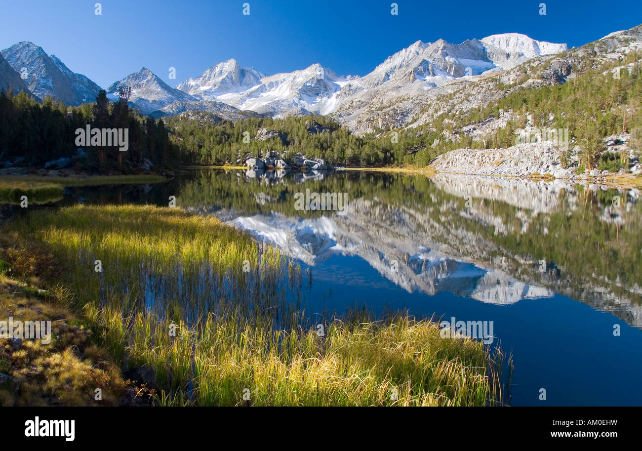 Le montagne si riflette in un lago alpino in californiano Eastern Sierra Nevada Foto Stock