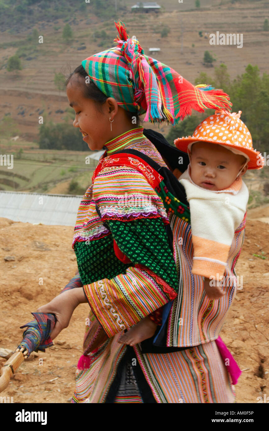 Donna e bambino Del Fiore Hmong Hill Tribe, può cau mercato, Vietnam Foto Stock
