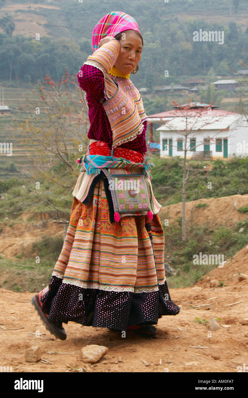 Donna del fiore Hmong Hill Tribe, può cau mercato, Vietnam Foto Stock
