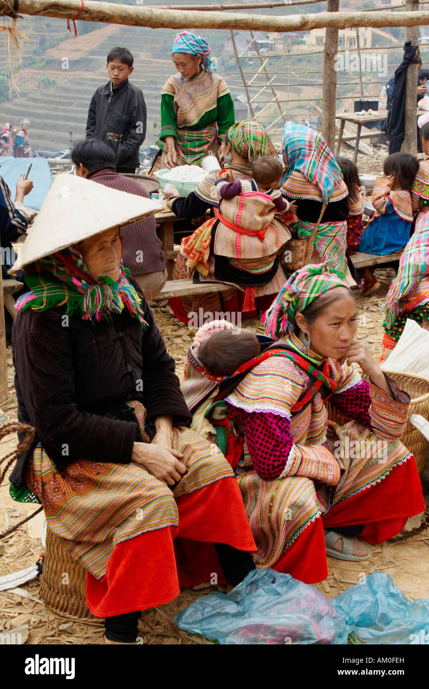 Le donne del fiore Hmong Hill Tribe, può cau mercato, Vietnam Foto Stock