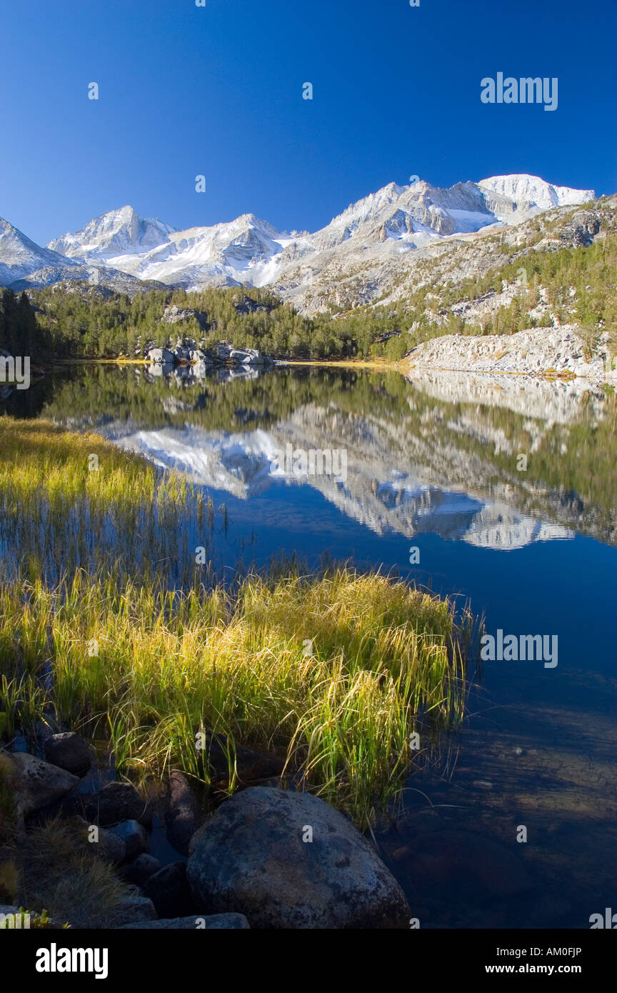 Le montagne si riflette in un lago alpino in californiano Eastern Sierra Nevada Foto Stock