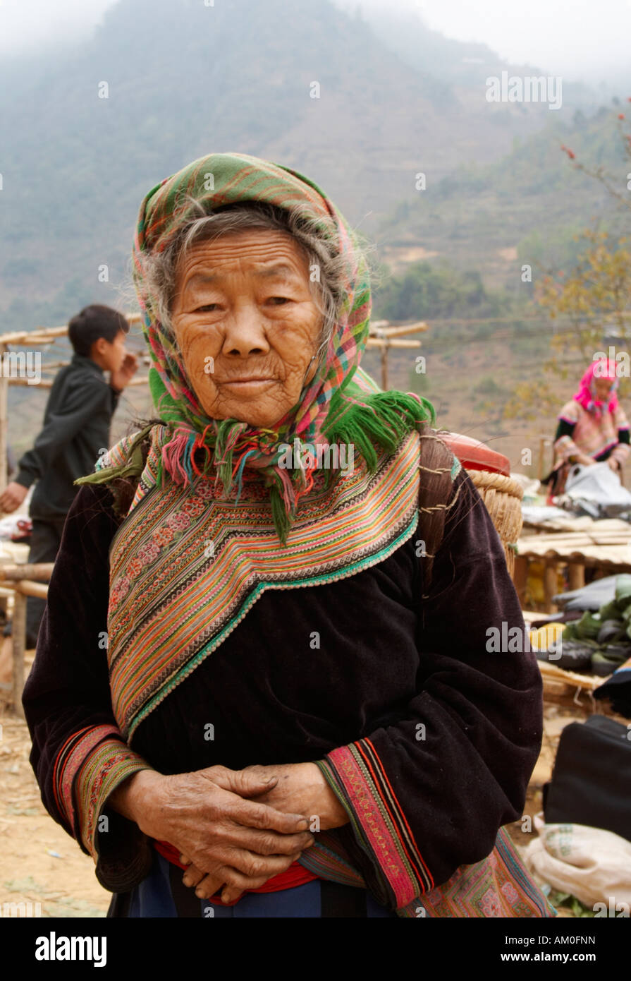 Donna del fiore Hmong Hill Tribe, può cau mercato, Vietnam Foto Stock