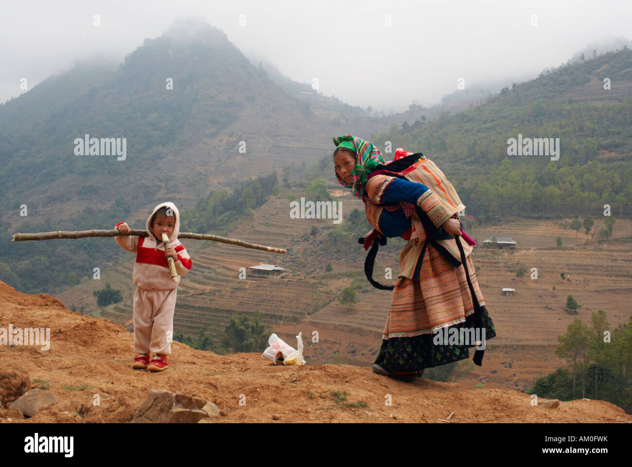 Donna e bambino Del Fiore Hmong Hill Tribe, può cau mercato, Vietnam Foto Stock