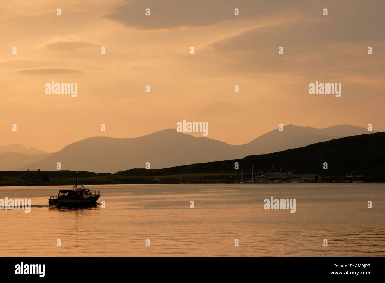 Vista verso le isole Kerrera e Mull da Oban al tramonto, Argyll, Scotland, Regno Unito Foto Stock