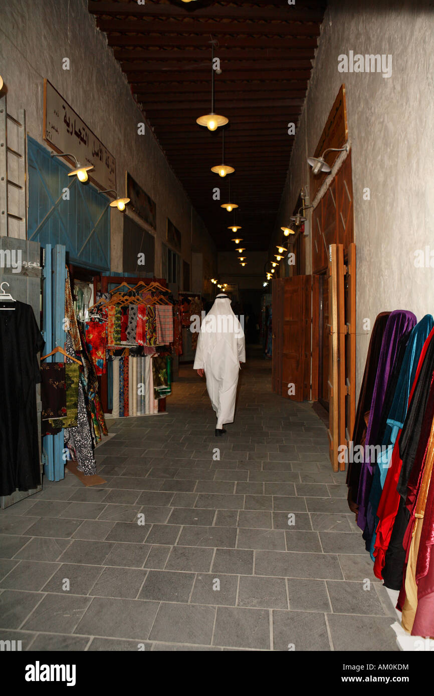 Un uomo arabo in abito nazionale passeggiate attraverso il souq tradizionale a Doha in Qatar Foto Stock