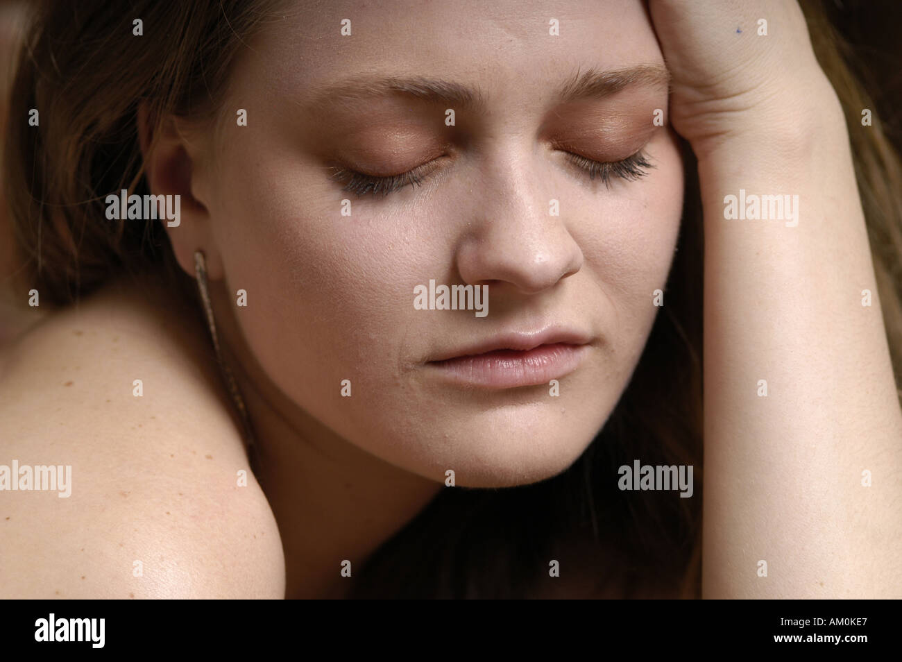 Una donna caucasica che mostra segni di stress emotivo. Foto Stock