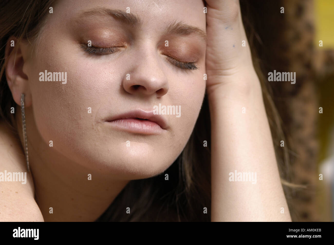 Una donna caucasica che mostra segni di stress emotivo. Foto Stock