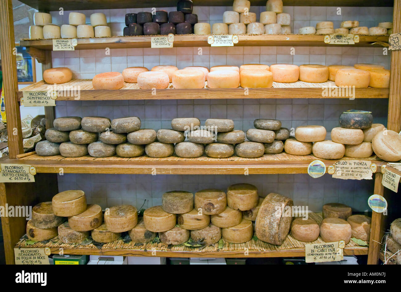 Pecorino pani in un negozio di formaggi in Pienza Toscana Italia Foto Stock