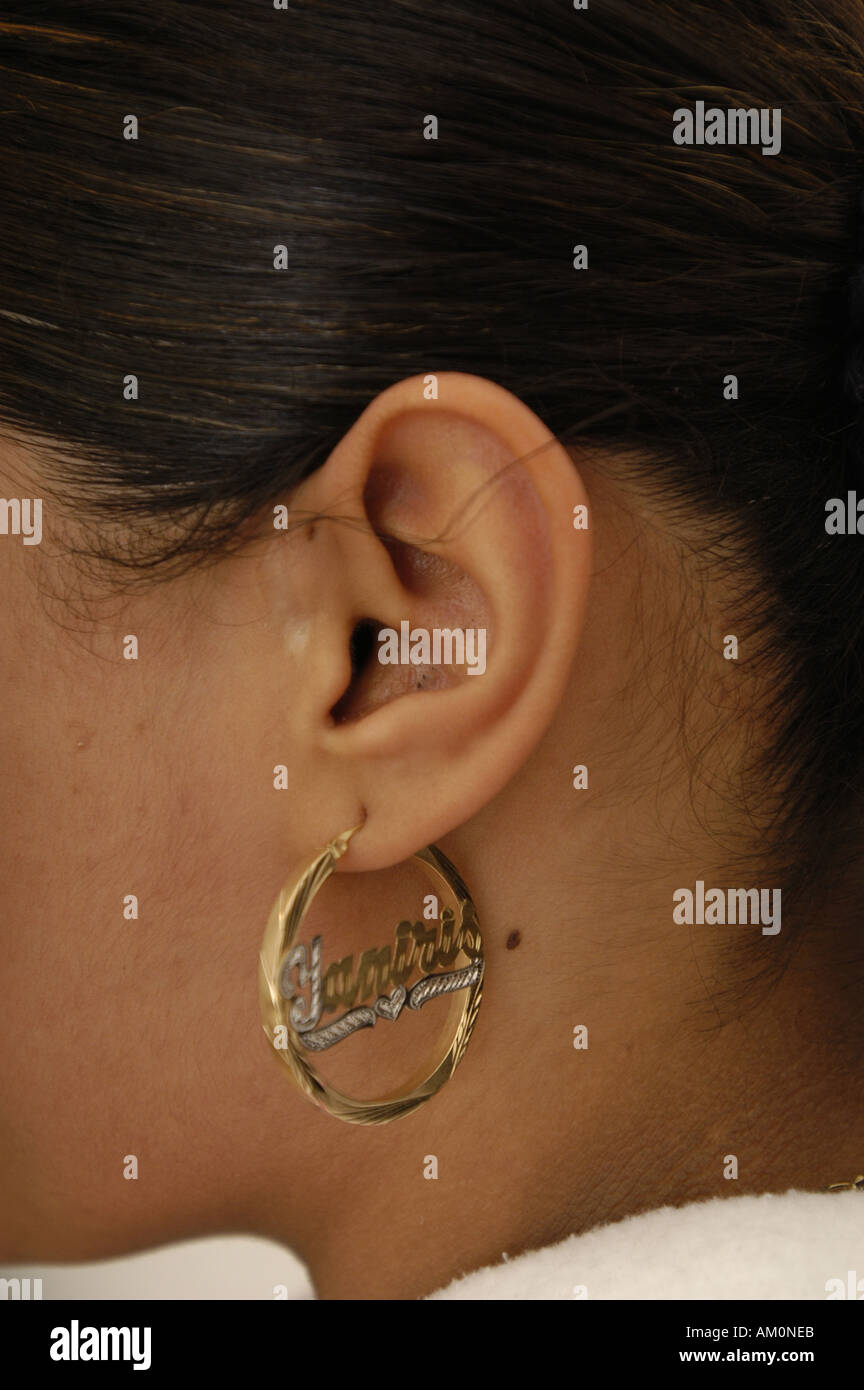 Orecchini grandi orecchini orecchio ear piercing orecchi perforati  audizione hearing aid dangly orecchini Foto stock - Alamy