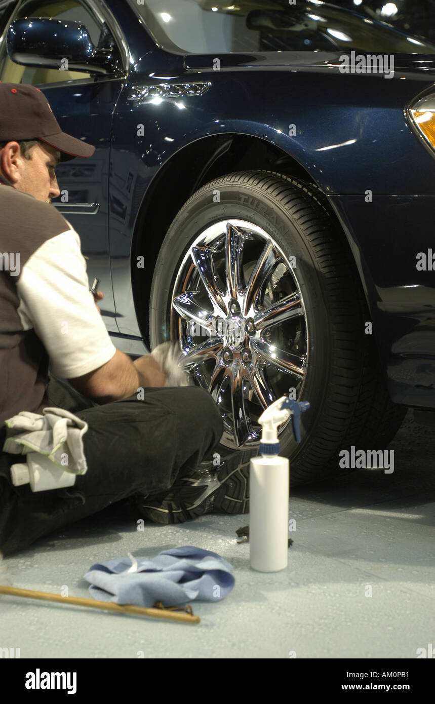 Ingegnere meccanico Servizio di presa e consegna auto auto pulizia  rivestimento ruota coprimozzo copribulloni copribulloni Foto stock - Alamy