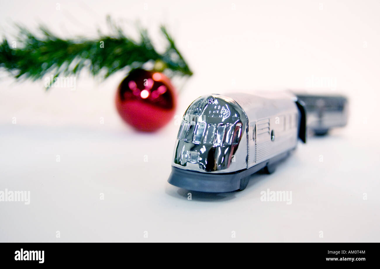 Toy Train e un albero di natale ornamento Foto Stock