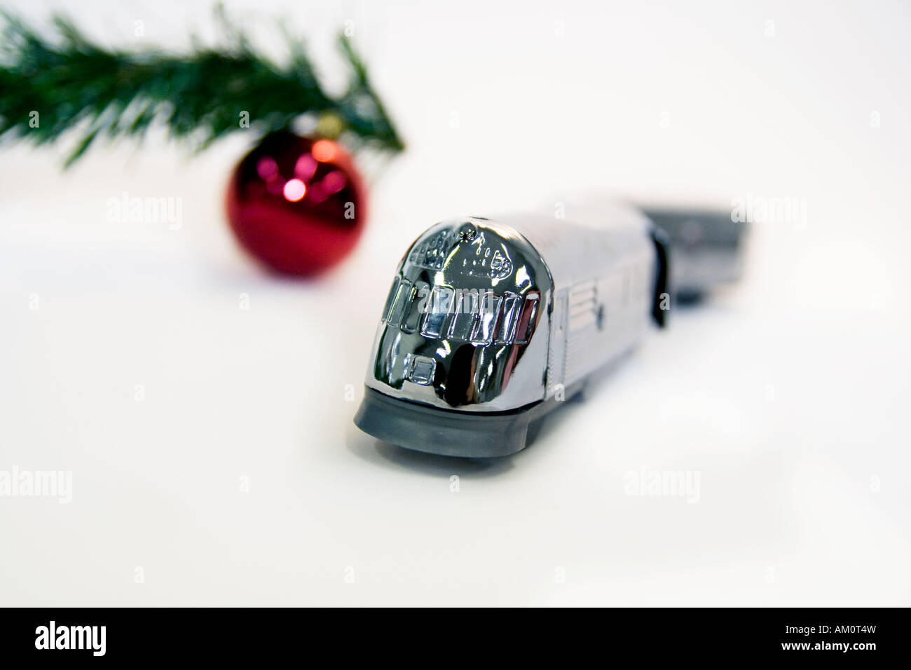 Toy Train e un albero di Natale ornamento Foto Stock