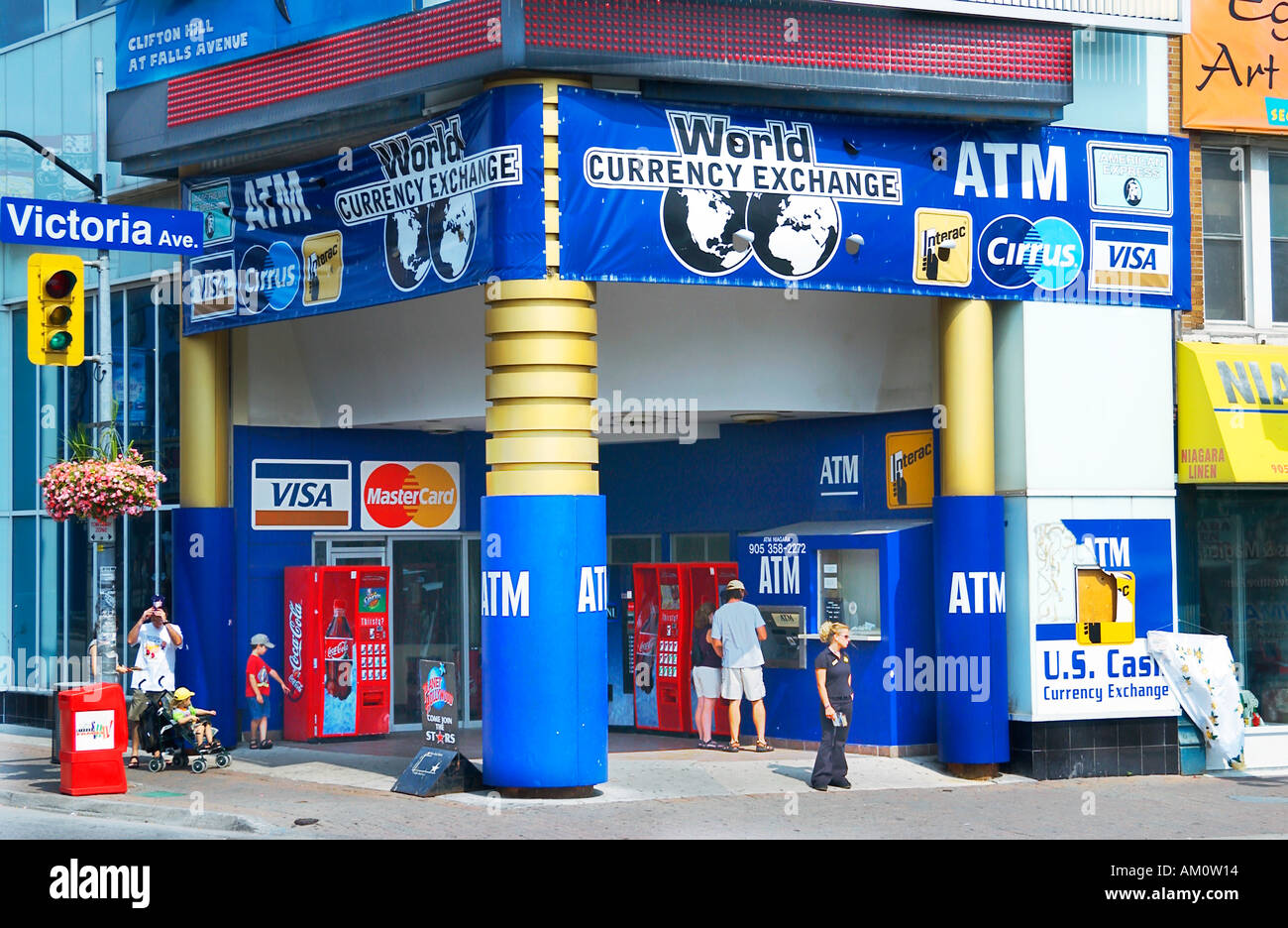 World Currency Exchange presso le Cascate del Niagara, Canada, offre un servizio conveniente per i turisti internazionali che visitano questo iconico monumento. Foto Stock