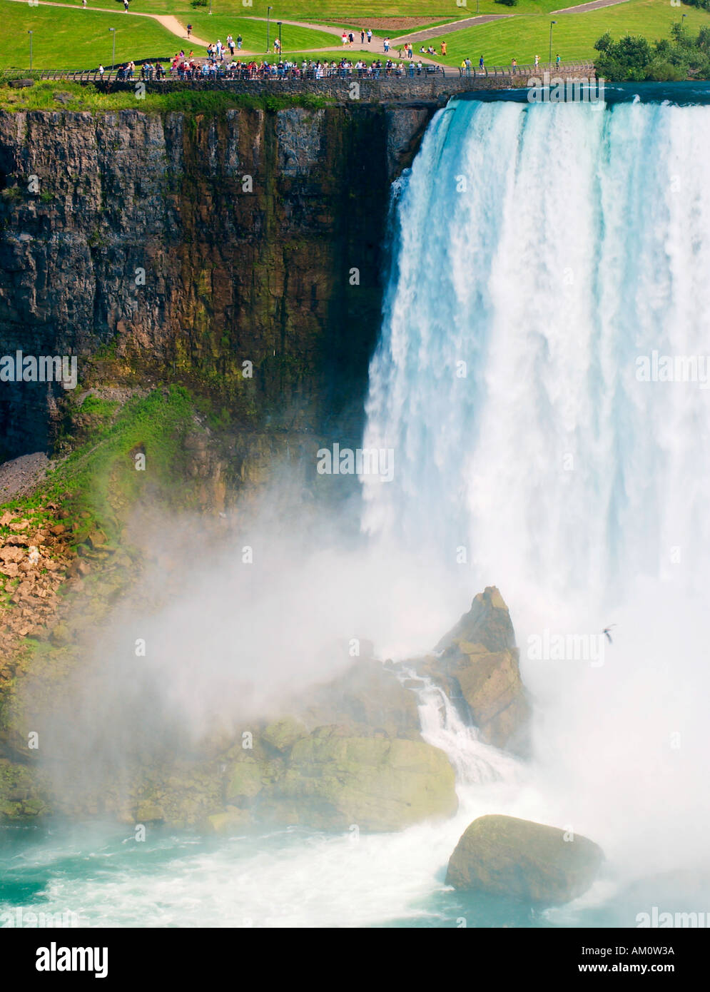 Splendida vista delle Cascate del Niagara dal lato canadese, con le American Falls e le Horseshoe Falls. Foto Stock